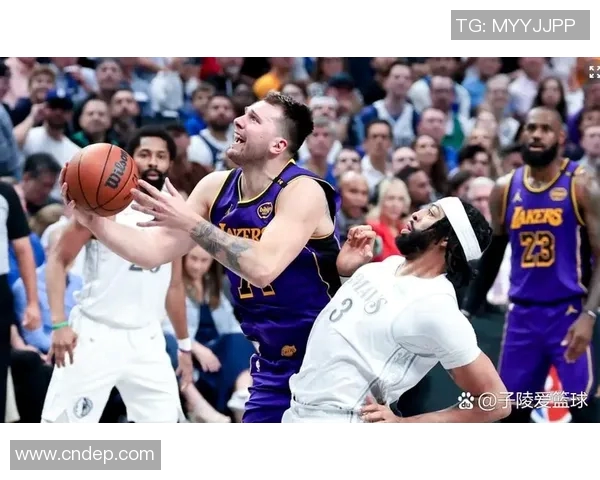 2012年湖人对决小牛的经典对抗赛回顾与精彩瞬间分析