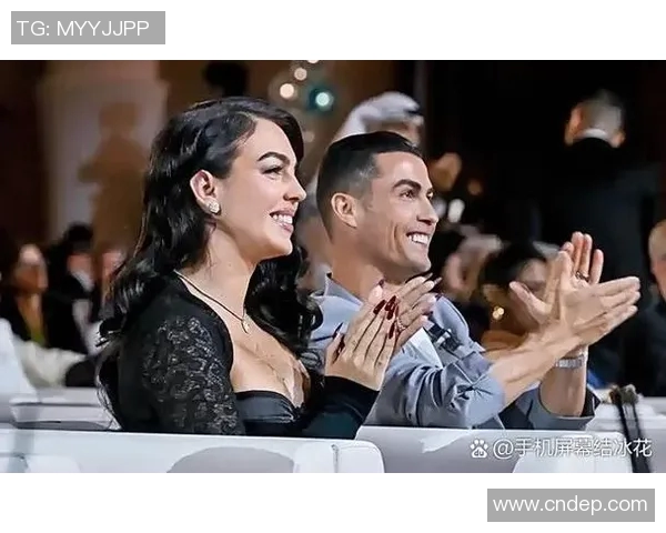 球迷疯狂冲进场内夺C罗球衣引发欧冠赛场奇观